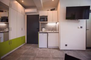 旧扎戈拉DORM BG pet-friendly Aparthotel的一间带白色橱柜和电视的小厨房