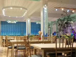 长滩岛卡萨皮拉尔海滩度假酒店的一间配备有桌椅的用餐室和蓝色的墙壁