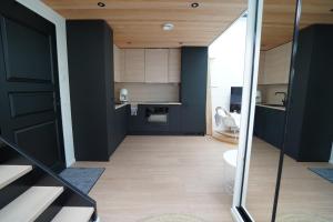 列维Levillas Utsunkulma 10B的开放式厨房拥有黑色的墙壁和木地板。