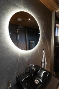 列维Levillas Utsunkulma 10B的一间带水槽和镜子的浴室
