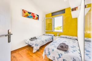 卡拉布兰卡Apartamento a 2 minutos de playa的客房设有两张床和窗户。