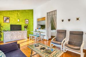 卡拉布兰卡Apartamento a 2 minutos de playa的带沙发和电视的客厅