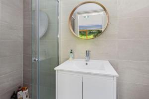 阿波罗湾阿波罗全景旅馆的一间带水槽和镜子的浴室