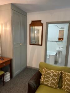 兰戈伦The Chainbridge Hotel的带沙发的客厅和浴室。