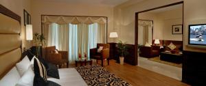纳威孟买Fortune Select Exotica, Navi Mumbai - Member ITC's Hotel Group的酒店客房设有床和客厅。