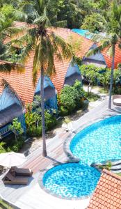 珀尼达岛The MG Villa & SPA的享有度假村的空中景致,设有2个游泳池和棕榈树