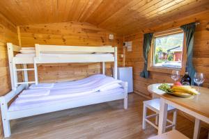 莫舍恩Topcamp Mosjøen - Helgeland的小木屋内一间卧室配有一张双层床