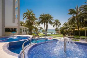 阿尔考斯布里Gran Hotel Las Fuentes de Fantasía Hoteles的度假村前方带喷泉的游泳池