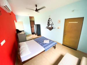莫尔吉姆Morjim Guest House的一间卧室配有一张床和吊扇