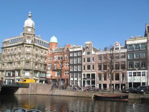 阿姆斯特丹皇帝运河套房471号公寓的河岸边的一组建筑物