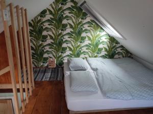 BešenovoBalkan Retreat的一间卧室设有床铺和植物墙