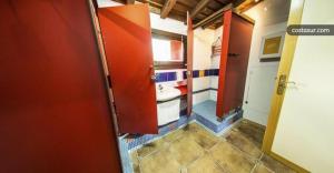 罗德里戈城La Majada的一间带红色门和水槽的浴室