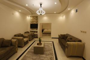 Taymāʼفندق حصن الأبلق - Alablaq Hotel的带沙发和电视的大型客厅