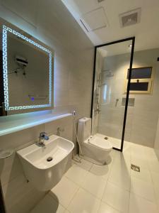 吉达Golden New Quraish Jeddah的白色的浴室设有水槽和卫生间。