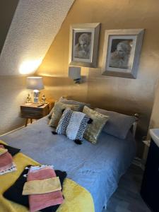 斯凯格内斯索思沃尔德旅馆的卧室配有一张墙上有两张照片的床。