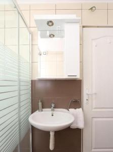 松博尔Apartman Maja的浴室设有白色水槽和镜子