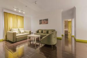 利雅德Super 8 Hotel Al Riyadh by Wyndham的客厅配有沙发和桌子