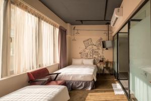 台北町记忆旅店的酒店客房设有两张床和窗户。