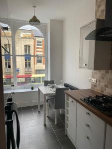 赫尔City Centre 1 Bed Sleeps 4 H5的配有桌子的厨房,享有建筑的景色