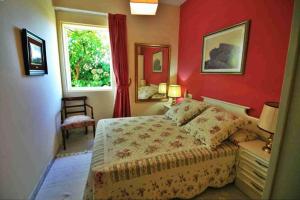 庞特维德拉PRIVATE COUNTRY HOUSE 2000 MTRS LANZADA BEACH的一间卧室设有一张床和一个窗口