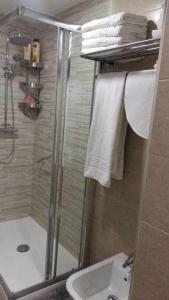 贝纳尔马德纳Benal Beach 907的带淋浴、卫生间和盥洗盆的浴室
