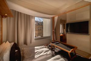 奥斯陆Hotel Oslo Guldsmeden的带沙发和窗户的客厅