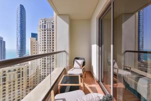 迪拜Luxury JBR Shams - Sea or Marina View - Free 5 star Beach Resorts Access!的市景阳台配有椅子