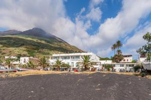 斯特龙博利Hotel Ossidiana Stromboli Center的海滩上可欣赏到山景