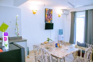 马林迪PahaliMzuri Kijani - 1 Bedroom Beach Apartment with Swimming Pool的一间用餐室,在房间内配有桌椅