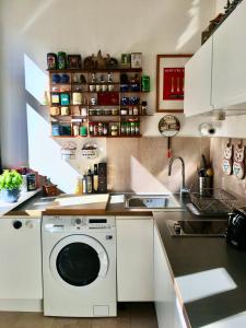 柏林2-Zimmer-Apartment "Monbijou" am Hackeschen Markt的厨房配有洗衣机和水槽