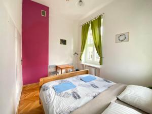 华沙Oliwka Hostel的一间卧室配有一张床和紫色的墙壁