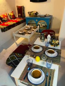 DjerbaDar Elbidha的客厅配有带餐盘的桌子