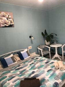 别列戈沃Villa Galicia的卧室配有一张床和一张桌子及椅子