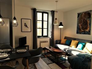 卡尔卡松Appartement sous les remparts的客厅配有沙发和桌子
