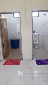 大港Room/Homestay NazaDja的一间带卫生间和浴缸的浴室以及一间带地毯的浴室。