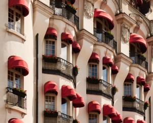 斯德哥尔摩斯德哥尔摩外交官酒店的建筑的外墙,带有红色的阳台和鲜花