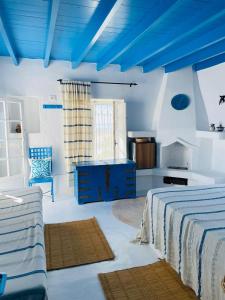 DjerbaDar Elbidha的一间卧室设有两张床和蓝色的天花板