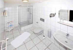 温特贝格道夫克鲁格餐厅酒店的带淋浴、卫生间和盥洗盆的浴室