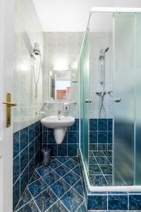 布达佩斯布达佩斯巴罗斯城市酒店的一间带水槽和淋浴的浴室