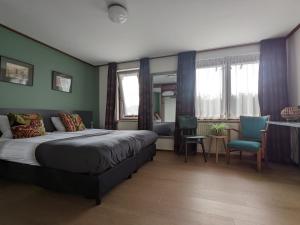 福尔登Hotel De Gravin van Vorden的卧室配有一张床和一张桌子及椅子