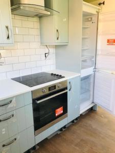 诺里奇The Lodge - Dog Friendly Farm Cottage的厨房配有炉灶和开放式冰箱。