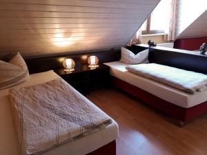 GamburgGästehaus Martin的一间设有两张床和一张沙发的房间