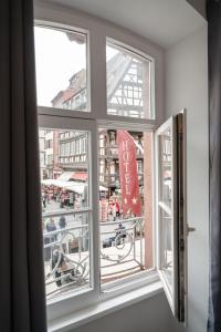 斯特拉斯堡Hotel des Arts - Centre Cathédrale的享有城市美景的开放式窗户。