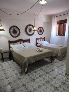 皮帕Pousada Mar e Sol的一间卧室,配有两张床