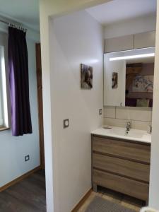 热拉梅La Ferme Du Levant的一间带水槽和镜子的浴室