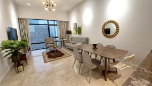 吉隆坡Majestic Apartment KLCC的客厅设有餐桌和沙发