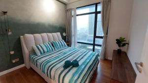 吉隆坡Majestic Apartment KLCC的一间卧室,床上有两双蓝鞋
