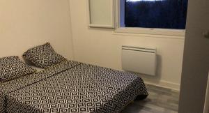 日安villa skys France的一间卧室配有一张带枕头和窗户的床