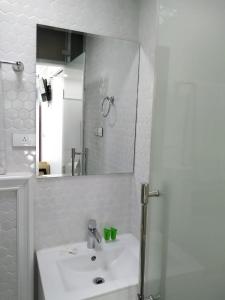 巴拿马城Nomada Republic Hotel Panama City的白色的浴室设有水槽和镜子