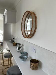 北安普敦Somerset House的厨房配有带碗和镜子的柜台